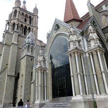 大聖堂の正門は修復中で閉じられていた。