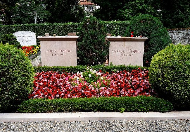 ヴヴェイの高級住宅が並ぶ閑静な村の共同墓地にあります。