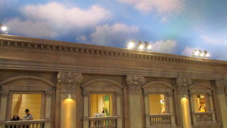 空いています。ヨーロッパの街並みのような館内が素敵