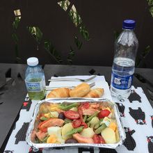 途中で雨にたたられ傘をさしてのランチ（笑）