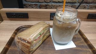 新宿西口近くにある気軽に入れるカフェ