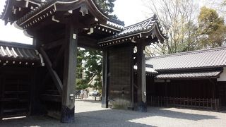 丸太町通りに接しています