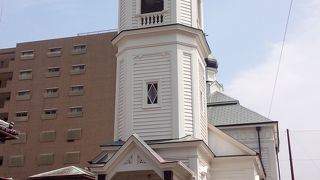 さりげなく建ってます