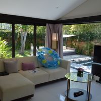 スパヴィラＬＤＫからプールとビーチベッドが見えます。