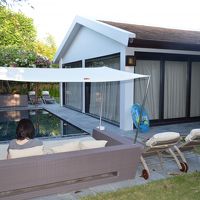 庭の全景。カーテンの中がＬＤＫ。目の前がプール。