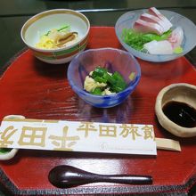 夕飯の一部。この後まだまだ出ます。