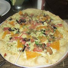 Bianca Pizza 405ペソ　生地は薄めでサクサク。