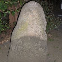 夜間における松尾芭蕉の句碑の様子です。大きな碑ではありません