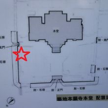 松尾芭蕉の句碑の置かれている場所は、築地本願寺の東側です。