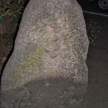 句碑の表面に何か書いてあるような感じがしますが、わかりません