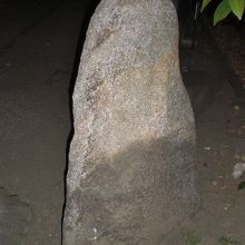 松尾芭蕉の句碑は、あまり大きくなく、厚さも薄い感じがします。