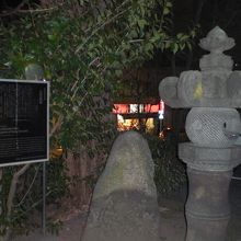 松尾芭蕉の句碑は、隣の慰霊碑と解説のすぐ近くに置かれています