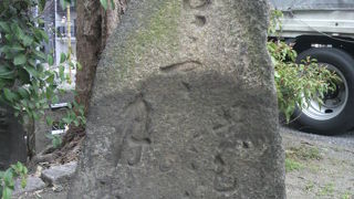 松尾芭蕉の句碑が、築地の本願寺の境内の東側にあります。