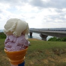 ブルーシールアイスと池間大橋