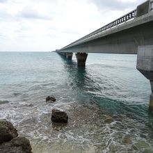 橋の上からの海の色は素晴らしいです