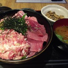 マグロ尽くし丼