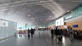 大きくて不便な空港