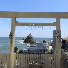 鳥居越しに夫婦岩が見える絶景ポイント