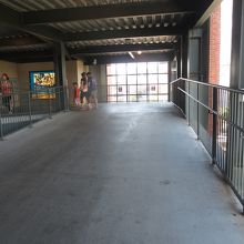 観客席へは、つづら折りのスロープを登ります。