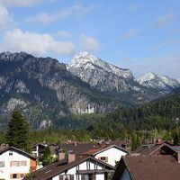 近くの住宅街から遠くに望むノイシュバンシュタイン城