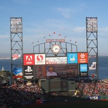 スコアボードの様子。外野席は比較的少なめかと思います。