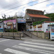 沖縄フードの軽食もいろいろ売ってました