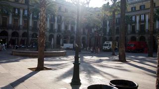 ゴシック地区にある古い建物に囲まれたクラシックな広場