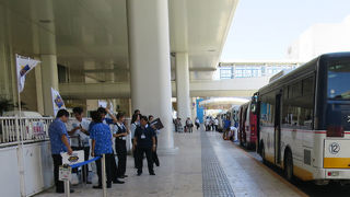 シャトルバスに大行列