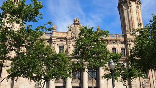 左右大きさの違う尖塔が目印の建物です。