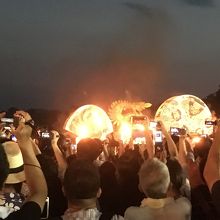 火が点けられた河原のねぷた