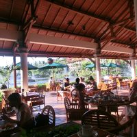 朝食レストランはビュッフェ式で池に面しています。