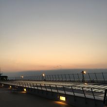夕暮れのスカイデッキ