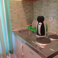 キッチンには皿やフォーク・ナイフなどがあります。