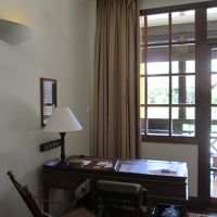 部屋からプールを見下ろせます。