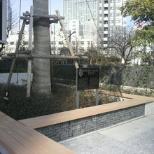 東京国税局前にある海図及び海洋調査発祥の地の標識です。