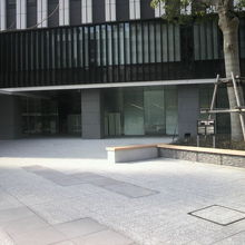 海図及び海洋調査発祥の地の標識は、東京国税局前にあります。