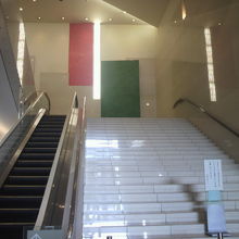 階上に上がる階段です。赤と緑の独特の標示が目に映えます。