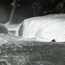 おおぉぉ〜、水が地獄に落ちて行く