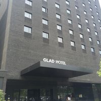 地下鉄の出口から見た外観。