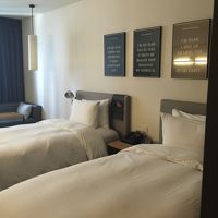 ツインルーム。ベッドは高めでやや硬い。