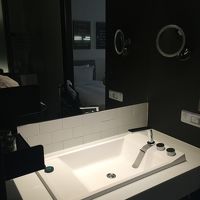 洗面台。やや使いづらいタイプ。でも鏡が大きく便利