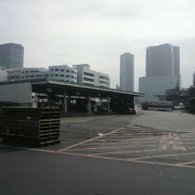 場内市場の施設です、広い道路が施設を囲んでいます。