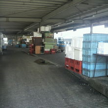 場内市場の集荷場の様子です。日曜日ですので市はありません。