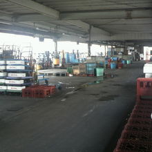 場内市場の集荷場の様子です。日曜日ですので市はありません。