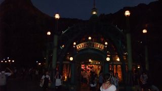 修理工場跡のショップ