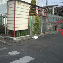 浴恩園之図は、水神社の囲壁に掲げられています。左が水神社入口
