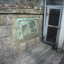 浴恩園之図は、直接、トイレの横の囲壁に付けられています。