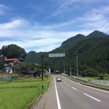 長閑な山合いの風景