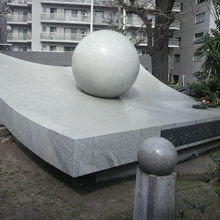 台湾物故者の霊の碑を左側の斜め方向から見ている写真です。