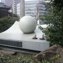 台湾物故者の霊の碑を右側の斜め方向から見ている写真です。